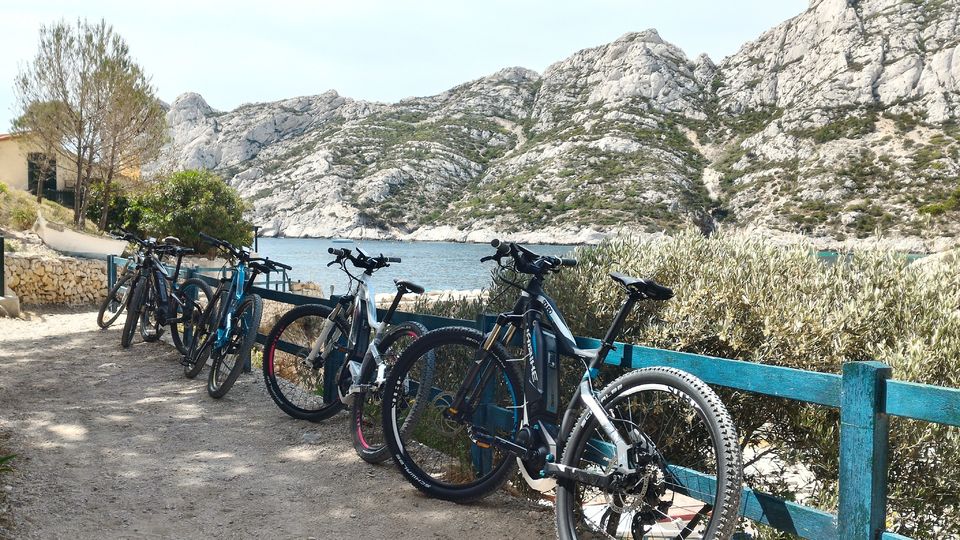 Visite calanque de Sormiou en vélo électrique avec un guide à Marseille
