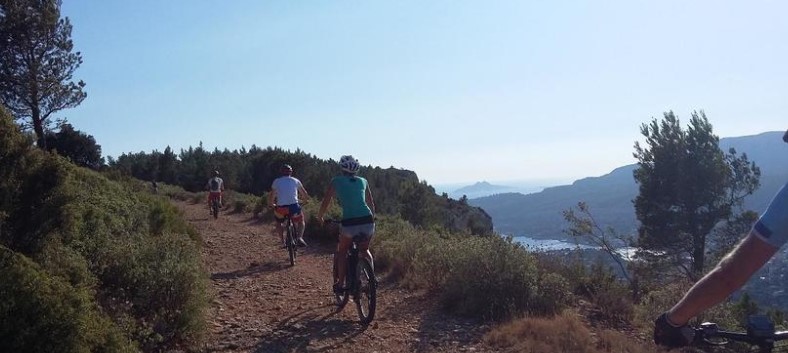 Visite guidée en VTT électrique de 3 calanques au départ de Cassis