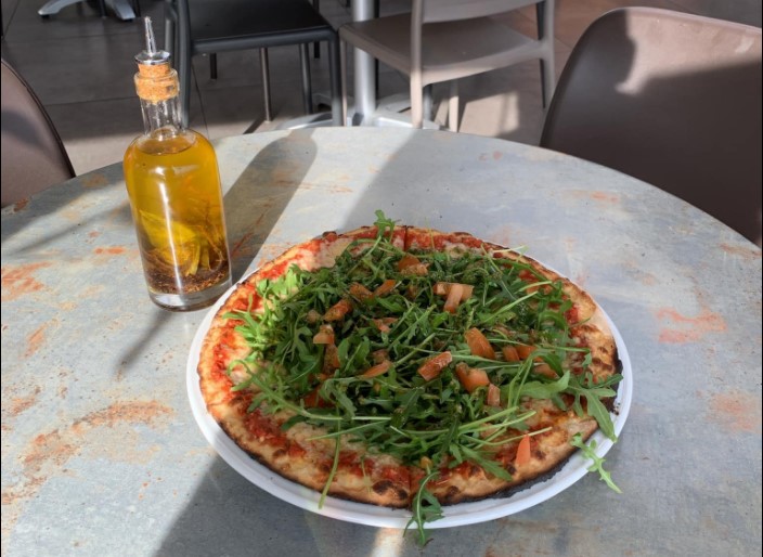 Pizza servie au Restaurant Pizzeria La Bonne Chaire 13009 Marseille