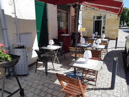 bar à cocktails les 3 ILETS à Saint-sulpice-de-faleyrens terrasse