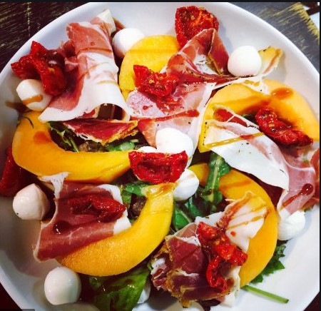 salade servie au restaurant chai les copains à bordeaux