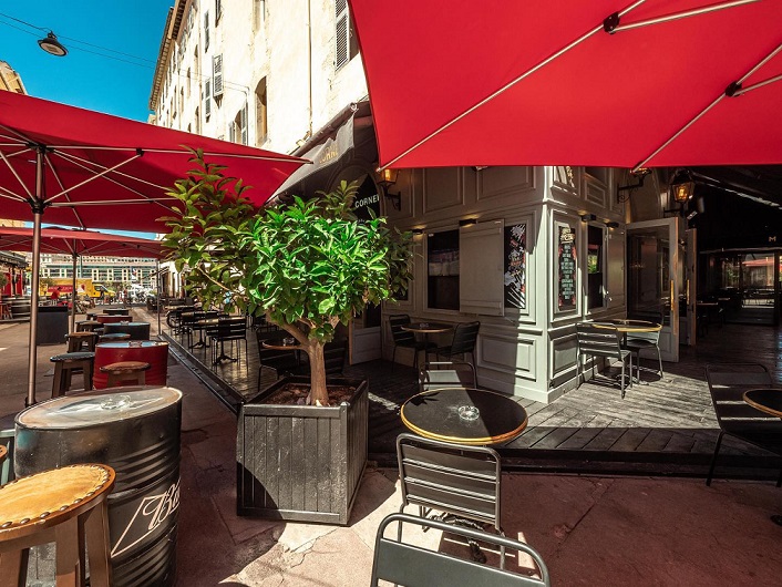 apéro en terrasse au corner marseille bar à bières