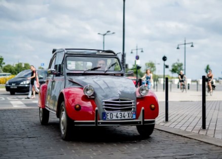 visite guidée de bordeaux à bord d'une voiture 2cv