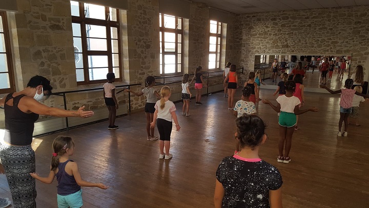 cours danse afro salle des carmes à Langon avec Alassane de l'association Djenkafoart