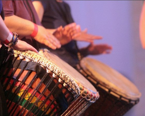 Cours de percussions, cours de danse afro et africaine et bien plus encore… Découvrez Djenkafo Art à Langon !