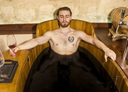Pour une expérience insolite à vivre en Duo - Bain et dégustation de vin à Bordeaux