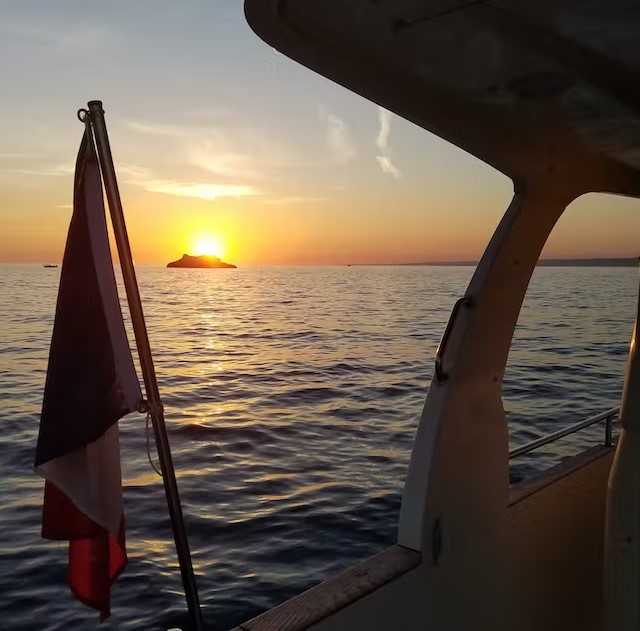 Apéro dinatoire, Croisière et Baignade au coucher du soleil au départ du Vieux port