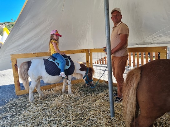 ballade en poney à La Ferme de Pinocchio à Fréjus dans le département du Var