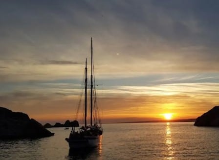 Croisière apéro dinatoire à bord d’un voilier au coucher de soleil dans les calanques de Marseille