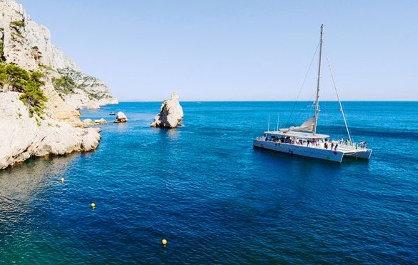 Croisière en catamaran/bateau et déjeuner dans la parc national des calanques – Marseille